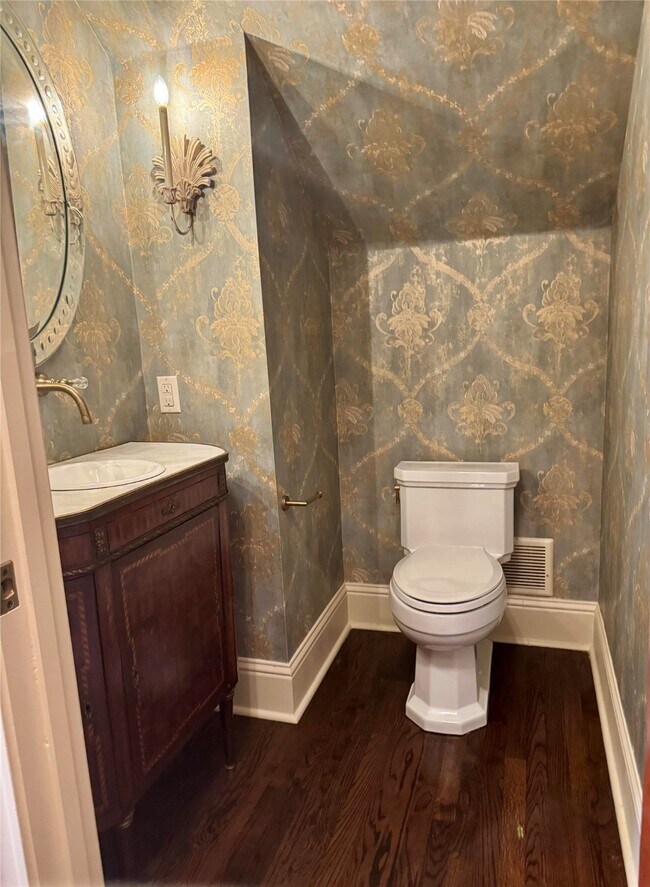 Building Photo - 5124 Chevy Chase Dr