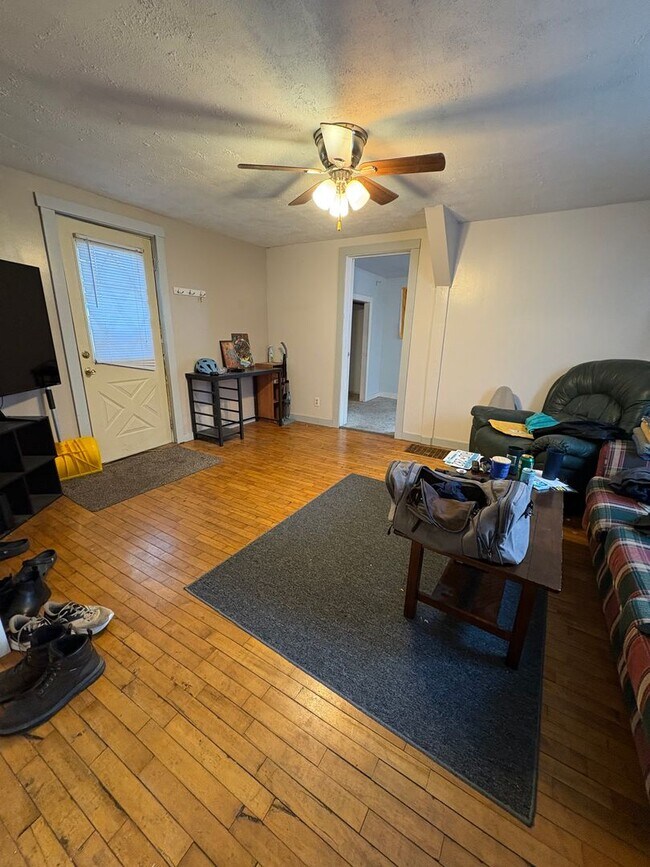 Building Photo - 2 Bedroom 1 Bathroom