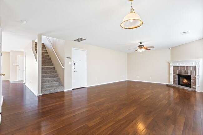 Building Photo - 3 Bedroom/2.5 Bath Bluffs of Lookout Canyon Subdivision