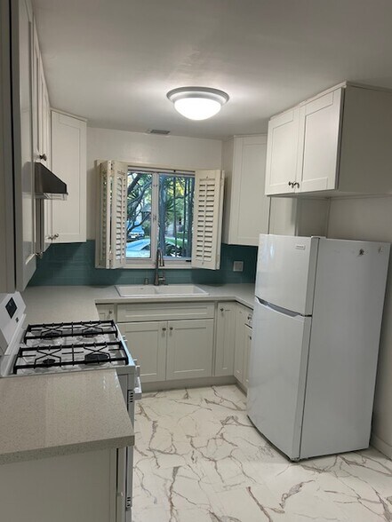 Kitchen - 3731 Lewis Ave