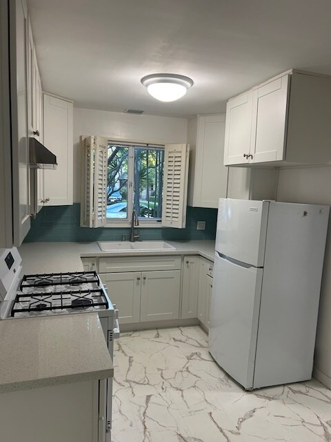 Kitchen - 3731 Lewis Ave