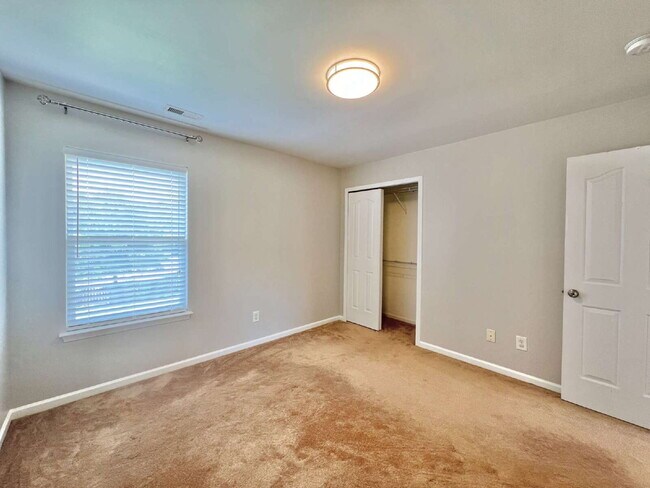 Building Photo - SPACIOUS 3 BEDROOMS!