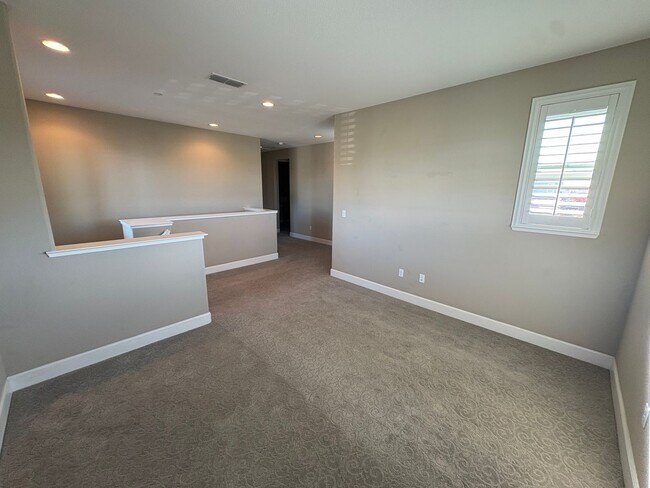 Building Photo - Spacious 4 Bed 3 Bath Tracy Home