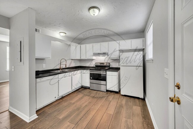 Building Photo - Two Bedroom Duplex near Trinity Hills in Nashville!