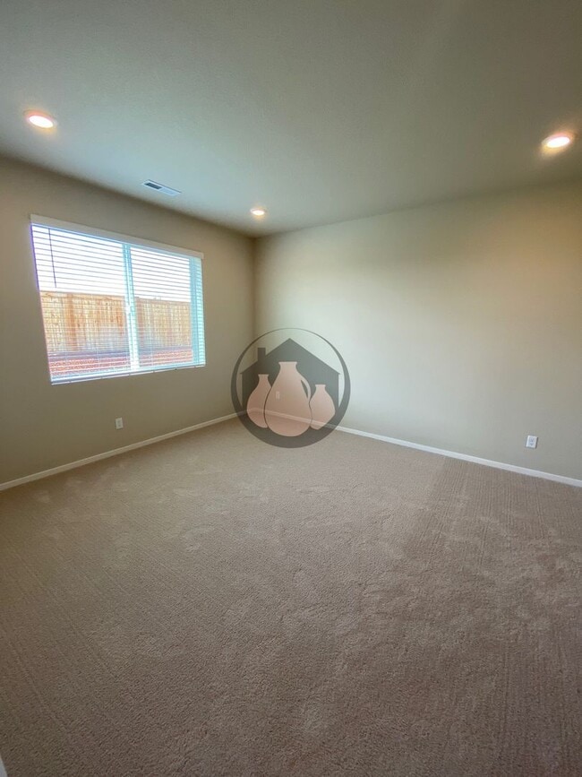 Building Photo - Beautiful Home in Woodburn Coming Soon
