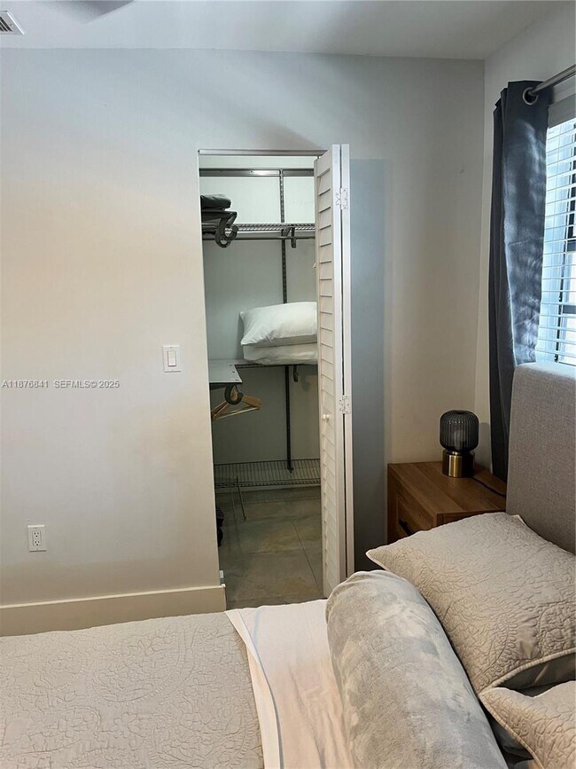 Building Photo - 2567 NE 182nd St