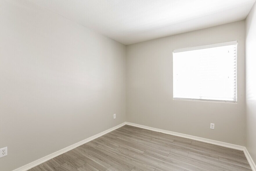 Building Photo - 207 Mariposa Way