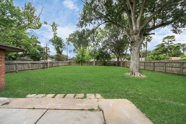 Building Photo - 9615 Meadowvale Dr
