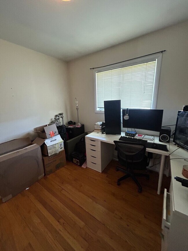 Building Photo - 2 Bedroom, 1 Bath Duplex