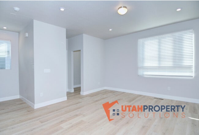 Building Photo - 982 W 380 S