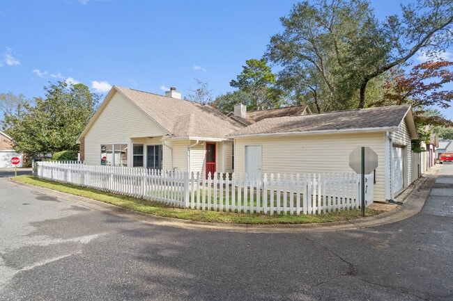 Building Photo - 110 Parkwood Dr