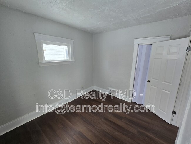 Building Photo - 13701 Benwood Ave