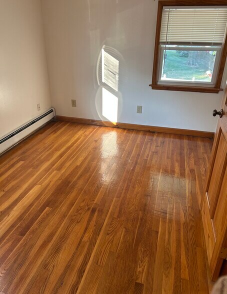 Building Photo - 557 Linden Ave