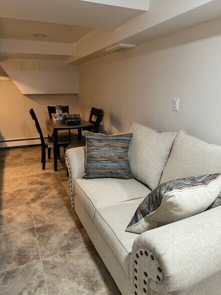 Furnished apartment - 93 Brookside Ave