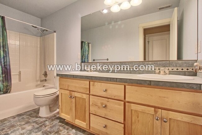 Building Photo - 5 Bedroom, 3.5 Bathrooms on a Culdesac, Wa...