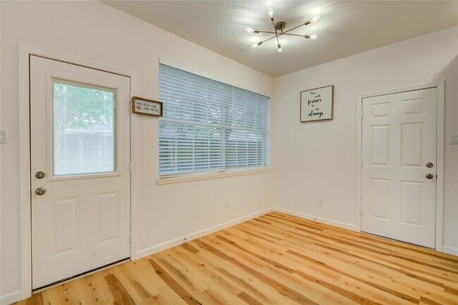 Building Photo - 1810 Oakleaf Cir