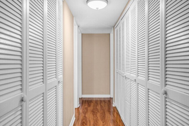 Building Photo - Prime Greenville Location! 3BR Ground Floor Condo in Gated Community