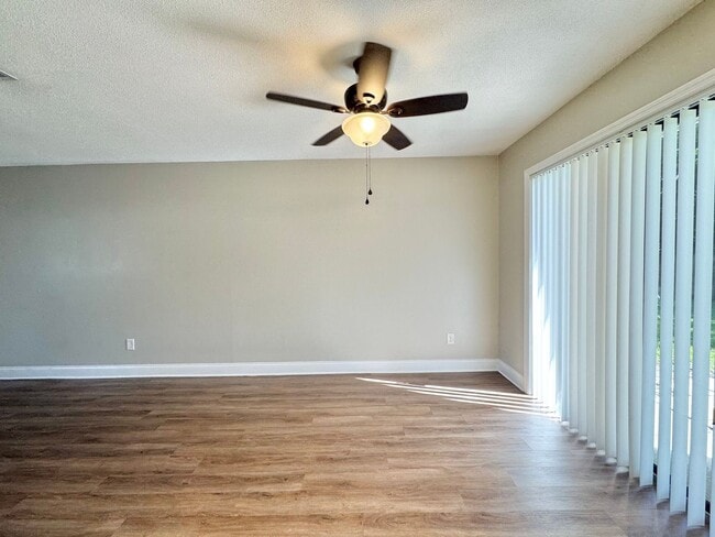 Building Photo - Apartment - Right off Cypress Gardens Blvd
