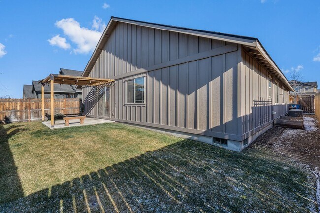 Building Photo - 4 Bed 2.5 Bath Single level - Fenced