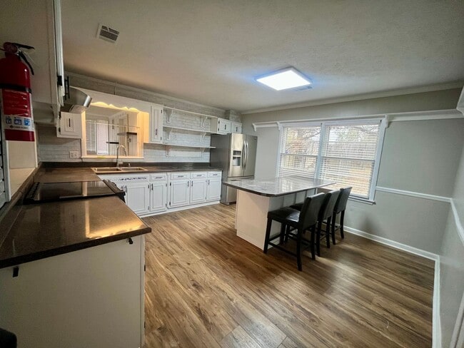 Building Photo - 3 Bed/2 Bath Home