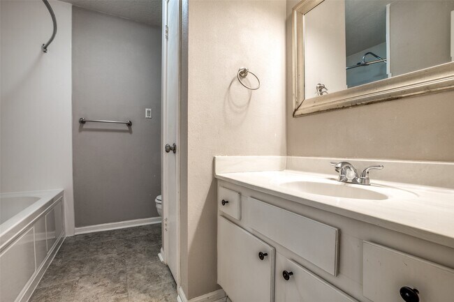 Building Photo - 800 Country Pl Dr