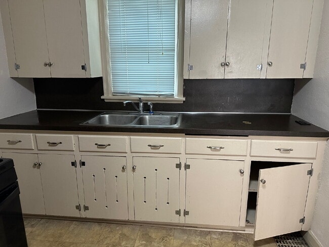 Building Photo - 2 bedroom - Duplex for RENT  Move in Nov 1st