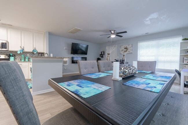 Building Photo - MOVE IN READY 3 Bedroom in the Heart of No...