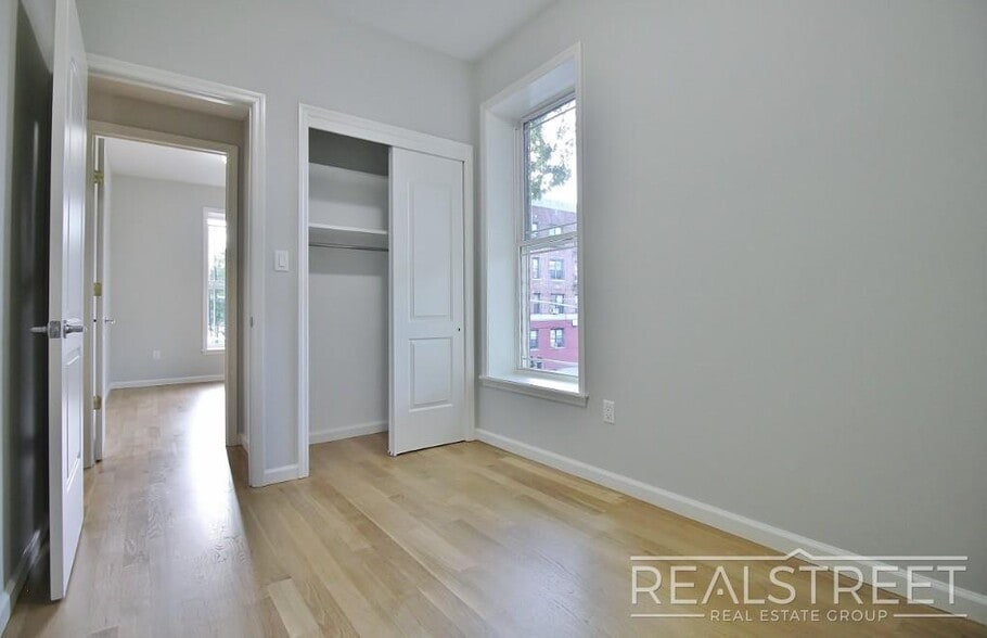 Building Photo - Renovated 3 BR 2 BA in Crown Heights