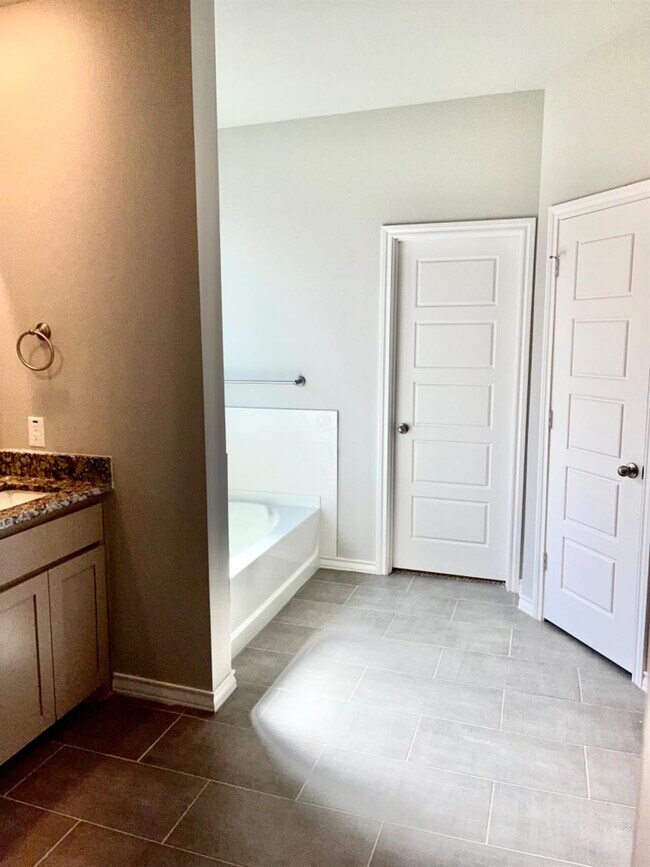 Building Photo - 7729 96th St