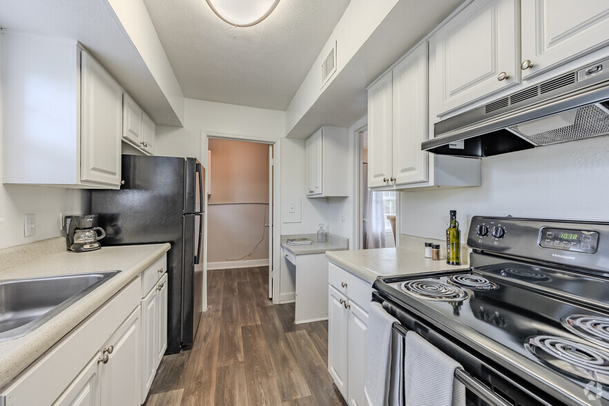 2BR, 2BA - 1072SF - Kitchen - Quarry