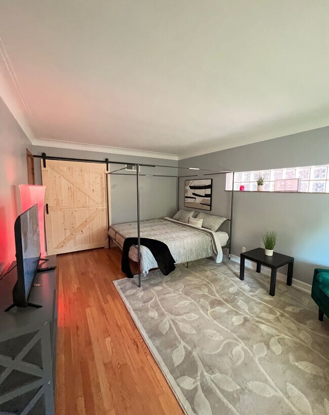 Building Photo - 7047 Hampton Ave