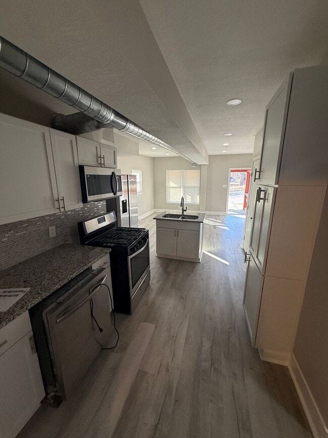 Building Photo - Beautifully Remodeled 3 Bedroom, 3 Bath Home for Rent!