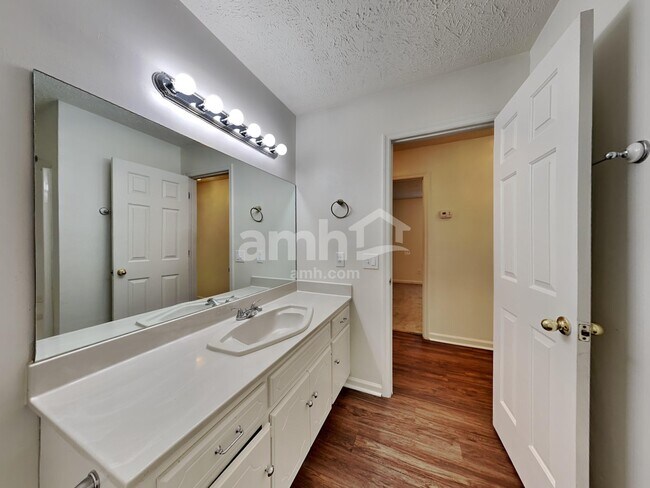 Building Photo - 200 Priest View Dr