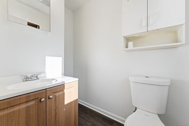 Building Photo - 33 Guilford St