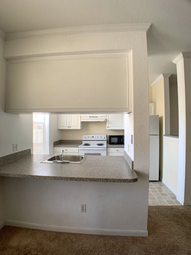 Building Photo - Gorgeous Studio in the heart of Downtown!