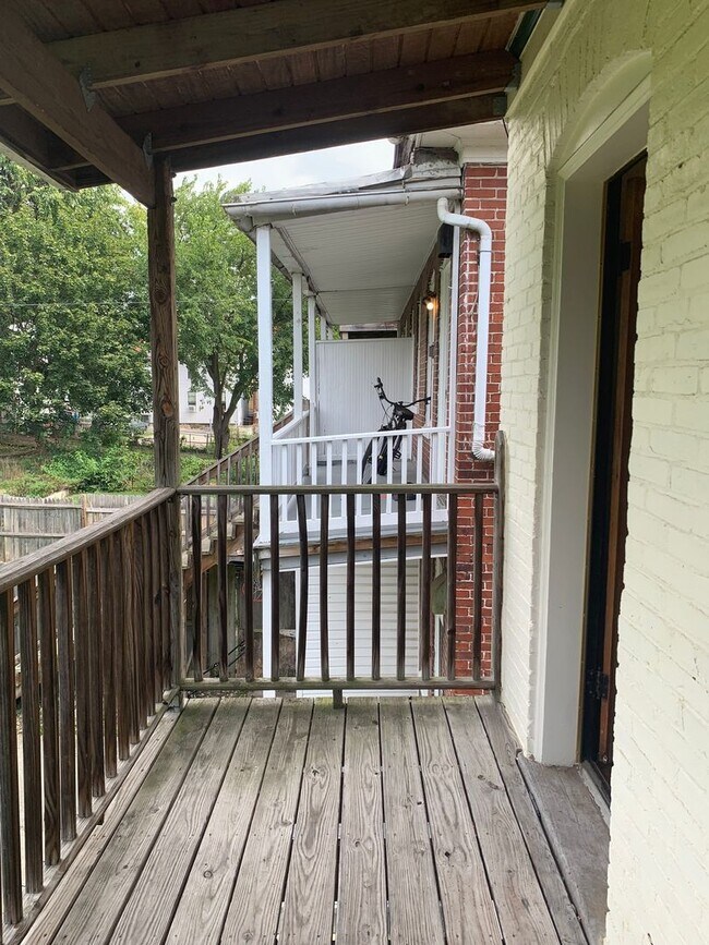 Building Photo - 4 bedroom, 1 bath, 3 story half double house