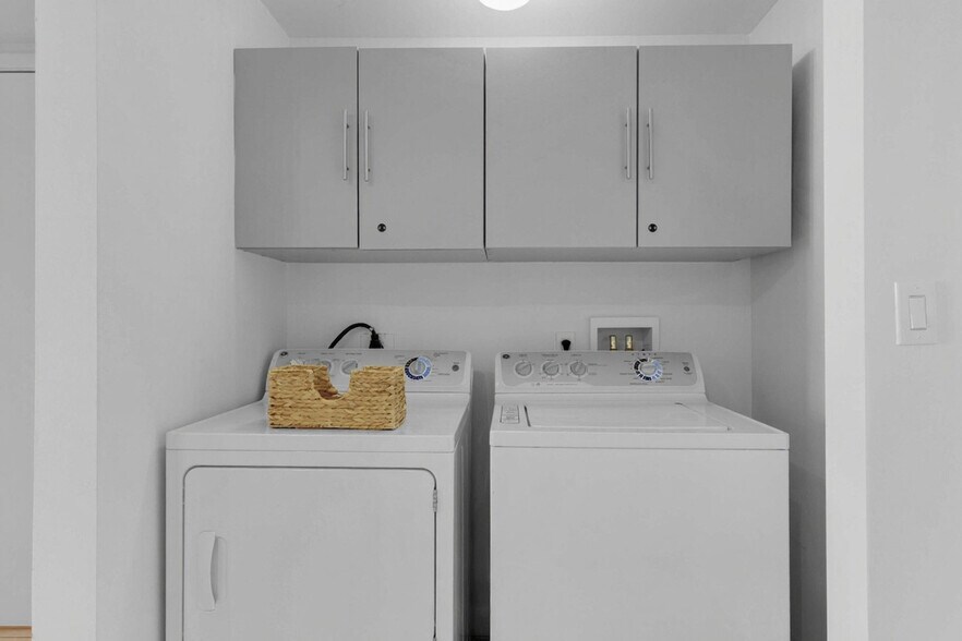 Building Photo - 2601 E Hallandale Beach Blvd