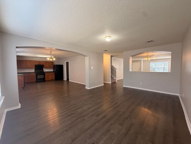 Building Photo - NICE 4 BEDROOM WITH EASY ACCESS TO LACKLAND AFB, SHOPPING, & SEA WORLD