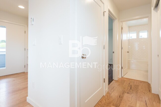 Building Photo - Light & Bright Newer Duplex Close-in NE Portland!