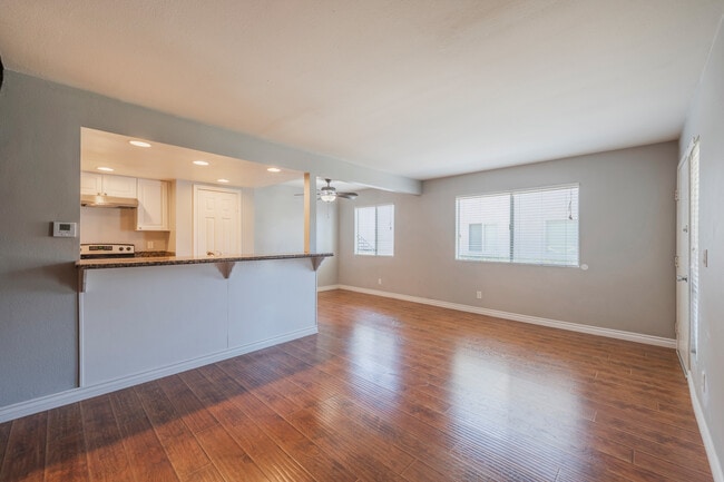Building Photo - 2044 N Avenida Vista Del Monte
