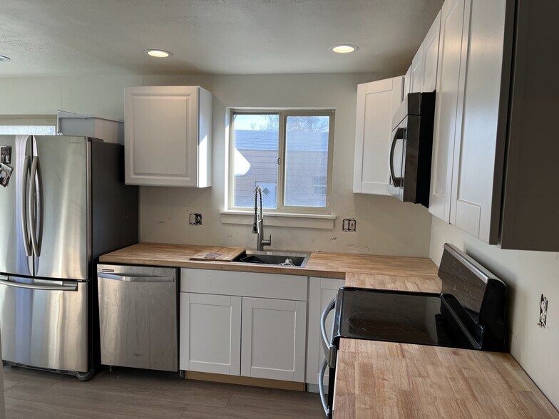 Building Photo - 312 E Donna Cir