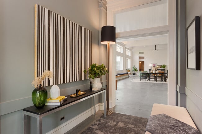 Building Photo - 1019 N Wolcott Ave