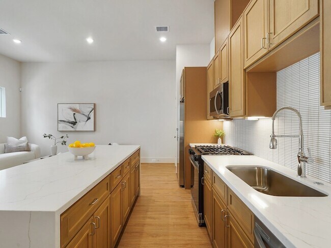 Building Photo - 861 Rachel St