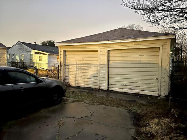 Building Photo - 2330 Seevers Ave