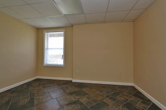 Building Photo - 4 Bedroom House Close to Campus