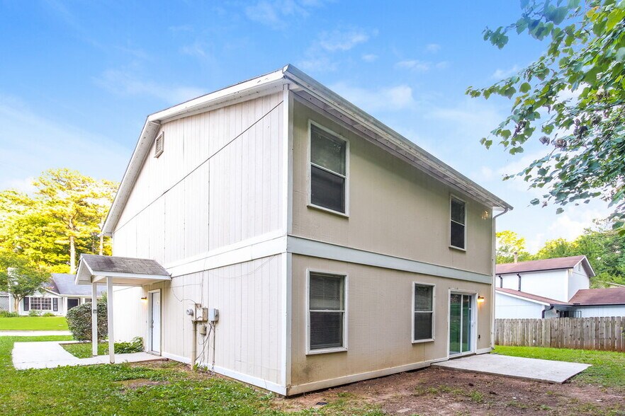 Building Photo - 1985 Glenwood Downs Dr