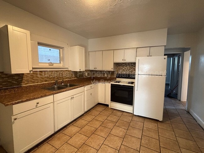 Building Photo - 518 S Rose St