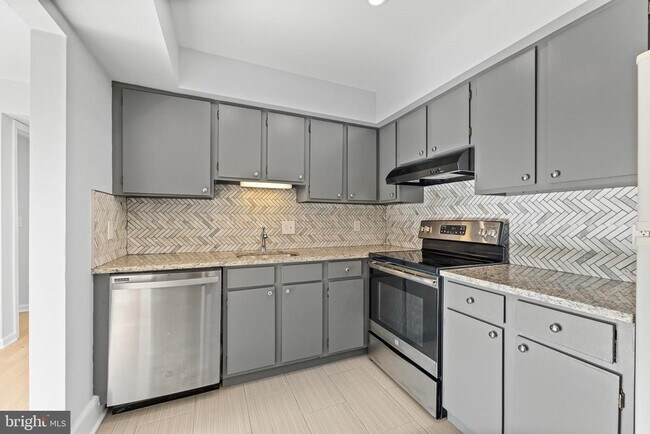 Building Photo - 3226 Sayre Dr