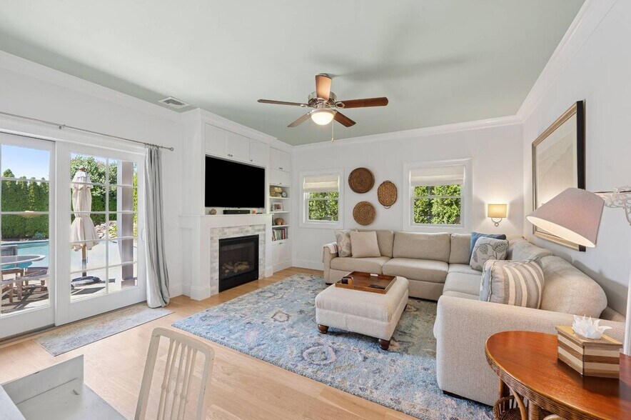 Building Photo - 32 W Neck Cir