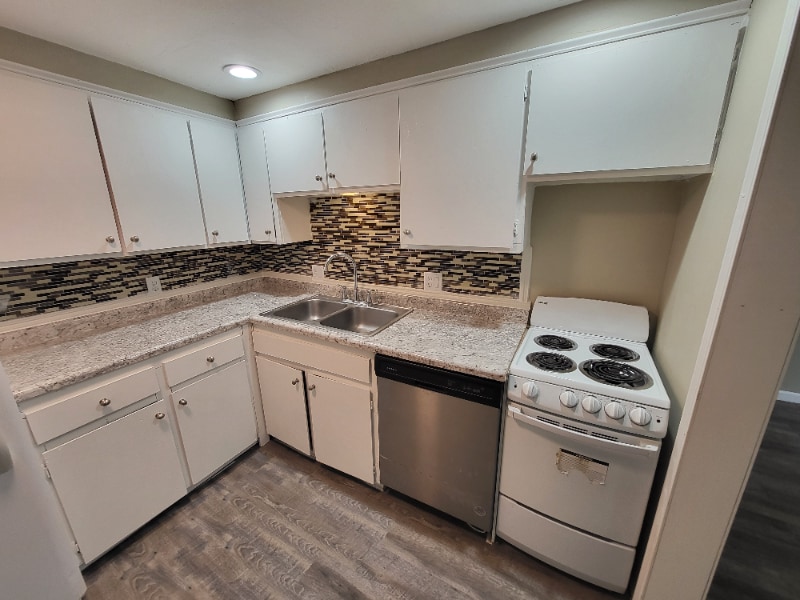 Building Photo - 734 N Country Acres Ave